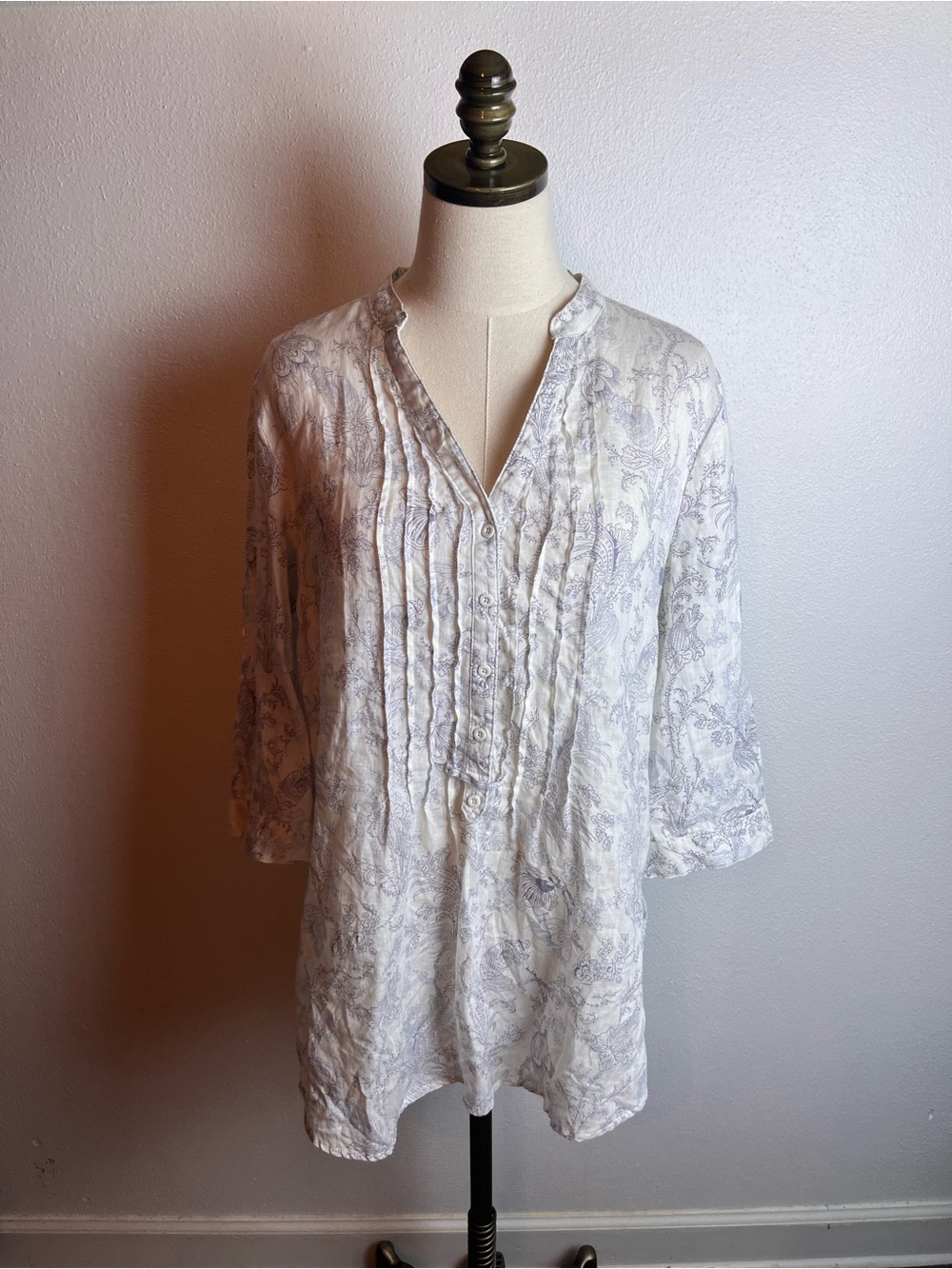 MALVIN Women's White & Blue Floral Pintuck Button-Down Tunic Shirt Blouse